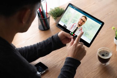 Hasta ile sanal görüşme için mod teletıp yazılım uygulaması tarafından çevrimiçi doktor görüntüsü çağrısı