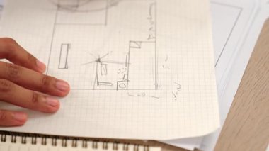 Ölçüm ve yazma aracını kullanarak mimari ofisindeki inşaat doğruluğu için ayrıntılı bir plan tasarlayan akıllı mimar ya da akıllı mühendisin videosu. Eline odaklan. - Yakın çekim. Tanımlama.