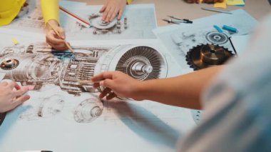 Motor bileşenlerinin teknik çizimleri, renkli notlar ve modern çalışma ortamındaki çeşitli araçlar üzerinde çalışan mühendislerin dinamik bir sahnesi. SACTR