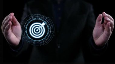Bu resim, dijital çağda iş büyümesini ve yenilikçi planlamayı temsil eden, pazarlama stratejisini ve veri görselleştirmesini sembolize eden dijital bir hedefi temsil eden elleri içermektedir. Dörtgen