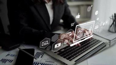 Çevrimiçi reklamlar ve dijital pazarlama markaların büyümesine yardımcı oluyor. İçerik pazarlaması bağlılığı arttırır. Pazarlama araçları ROI 'yi destekliyor. Etkili reklamlar ve pazarlama çevrimiçi iş başarısı. Muxer