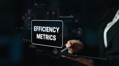 İş kadını Verimlilik Ölçüleri Uzman Ayarlardaki Veri Görselleştirmeleri ve Grafiklerle Dijital Arayüzde. Asemptotik akıllı veri analitiği.