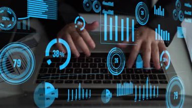 Mavi grafikler ve çizelgeler ile çevrili bir dizüstü bilgisayarın klavyesine yakın çekim yapın. Bu görüntü, iş dünyasındaki teknoloji, analitik ve veri odaklı kararları temsil ediyor. Xenic