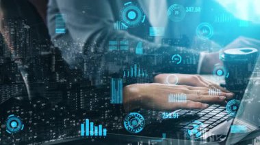 Modern bir işletme, veri analizi ve şehir manzarasının dijital üstüste bindirildiği bir dizüstü bilgisayarda yazı yazarak yenilik ve teknolojiyi sembolize ediyor. Xenic