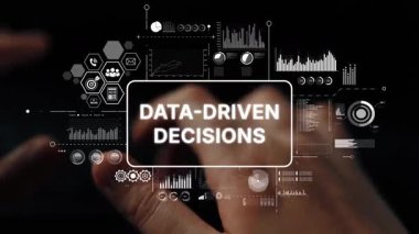 İş Analizi Ortamı 'nda Veri Sürüşü Kararlarını Gösteren Grafiklerle Elleri Klavyede Yazıyor. Asemptotik akıllı veri analitiği.