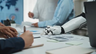 Yapay zeka teknolojisi, müşteri sezgilerini yorumlamada danışmanlara yardımcı oluyor, pazarlama ekiplerini hedeflenmiş, veri destekli stratejiler geliştirmeye teşvik ediyor. Noogenesis Yapay Zeka