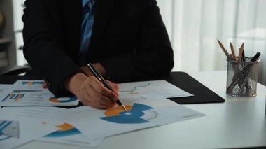 Stratejik kalkınma oturumu sırasında, bir danışman yapay zeka tarafından desteklenen veri analizlerini entegre ederek yenilikçi planlara yol açıyor ve pazarlama çözümlerini hedef alıyor. Noogenesis Yapay Zeka