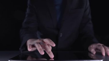 Bir işadamı, yükselen eğilimleri ve finansal büyümeyi dinamik grafikler ve projeksiyonlar yoluyla görselleştirerek, bir dizüstü bilgisayarında borsa verilerine bağlanıyor. Dörtgen