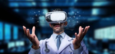 Bir doktor, dijital verilerle dolu modern bir ofis ortamında tıbbî eğitim ve görselleştirmeyi geliştirmek için sanal gerçeklik teknolojisine başvurur. PHMT