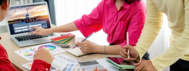 Online uçuş rezervasyon sitesi canlı rezervasyon sistemi sağlar. Seyahat teknolojisi kavramı .