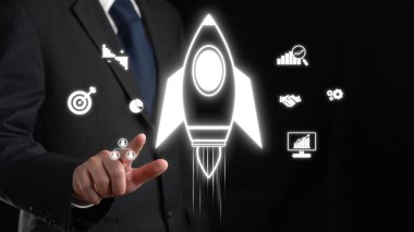 Roket, strateji, analiz, takım çalışması ve başarı simgeleriyle çevrili iş büyümesini ve girişimi başlatmasını temsil ediyor. EIDE
