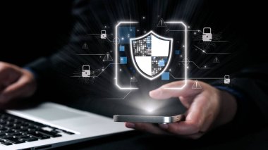 Dijital güvenlik tedbirlerini gösteren kavramsal bir görüntü, akıllı telefon ve bilgisayarı kaplayan bir koruyucu kalkan, çevrimiçi işlemlerde siber güvenliği sembolize ediyor. Dörtgen