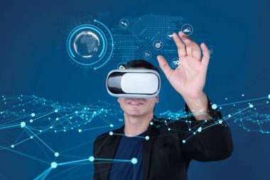 İş adamı, tahmin edilen büyük veri modellerinden gerçek zamanlı analizlere uzanan eğilimleri ve görüşleri ortaya çıkarmak için veri analizlerini derinlemesine inceleyerek, veri güdümlü kararların analitik endüstrileri nasıl ileri götürdüğünü öğrenir Faas