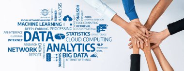 Bu resim çeşitli ellerin bir araya gelerek analitik, veri işleme ve modern bir iş bağlamında büyük verileri sembolize ettiğini gösteriyor. Dostluk