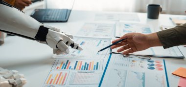 Modern ofis ortamında insan ve robot arasında dinamik bir etkileşim, veri analiz grafikleri ve grafikleri üzerinde işbirliği gösterilmesi, yeniliğin vurgulanması. Noogenesis