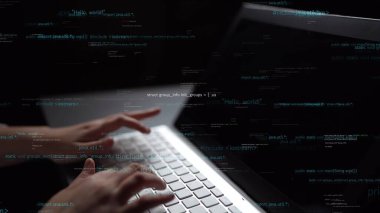 Yakın çekim görüntüsü, teknolojiyi ve programlama kavramlarını gösteren loş bir ortamda yüzen kod satırlarıyla çevrili bir dizüstü bilgisayarın klavyesinde yazı yazan elleri yakalar. Xenic