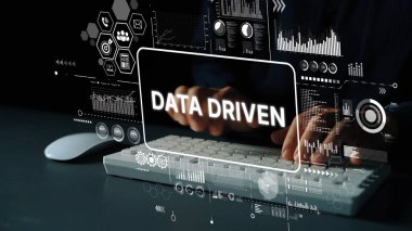 Bilgi Analizi ve Teknoloji İnovasyonunu Temsil Eden Klavye ve Grafiksel Kullanıcı Arayüzü Elementleri ile Veri Yönetimi Konsepti. Asemptotik akıllı veri analitiği.