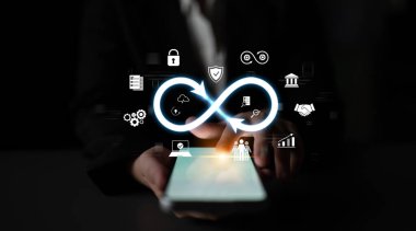 Sonsuzluk kavramı sınırsız yeniliği, yaratıcı büyümeyi ve gelecekteki gelişmeler için sonsuz iş fırsatlarını kucaklamayı temsil eder. Latch