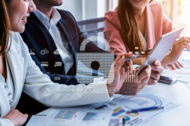 Güvenli veri erişimi için şifreleme, parmak izi kimliği, bulut güvenliği, e-posta, kredi kartı ve veritabanı kilidini gösteren siber güvenlik sistemi