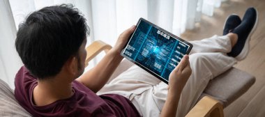 Yeni uygulama geliştirme için HTML, ve C Brisk gibi çeşitli programlama dillerinin kodlama ekranı ile yazılım geliştirme veya programlama çalışmaları