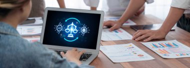 Yapay zeka etik standart hukuk ve bilgisayar ekranındaki kurallar yapay zeka etik şeffaflığının teknoloji suçunu önlediğine dair rapor sunuyor. canlı