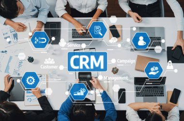 Çeşitli bir ekip, iş kampanyalarını geliştirmek ve hizmet verimliliğini artırmak için dijital araçlar kullanarak müşteri ilişkileri yönetim stratejileri üzerinde işbirliği yapmaktadır. Dostluk