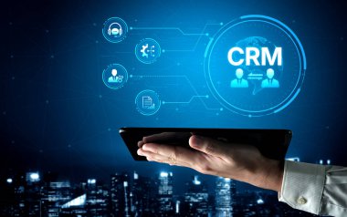 CRM platformları veri analizi, CRM iletişim araçları ve otomasyon yoluyla müşteri ilişkilerini geliştirir. CRM sistemleri müşteri yönetimi, izleme ve CRM ilişki başarısını destekler. Eğri