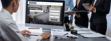 İş zekası ve veri analizi kavramı. Analizci ekibi laptop ekranında finansal veri analizi üzerinde çalışıyor. Etkili iş stratejik planlama için pazarlama göstergesi olarak. İçgörü