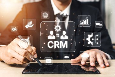 CRM platformları veri analizi, CRM iletişim araçları ve otomasyon yoluyla müşteri ilişkilerini geliştirir. CRM sistemleri müşteri yönetimi, izleme ve CRM ilişki başarısını destekler. Eğri