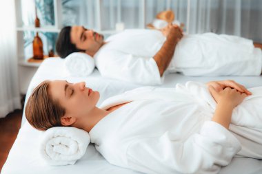 Kafkas çift müşterisi stres önleyici spa masajının keyfini çıkarıyor ve lüks otel veya oteldeki gündüz açık hava ortamında güzellik teniyle eğleniyor. Sessiz.