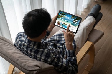 Çevrimiçi otel konaklama rezervasyon sitesi mod rezervasyon sistemi sağlar. Seyahat teknolojisi kavramı .