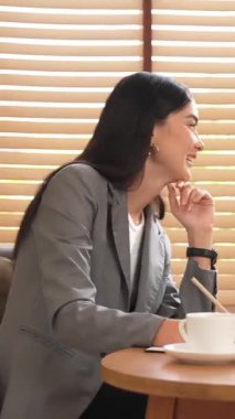 Psikolojik akıl sağlığı danışmanlığı ya da terapi seansındaki genç ve profesyonel bir hastadan akıl hastalığı teşhisi koyarken yardım istemek. Zihinsel tedavi seansı. Blithe