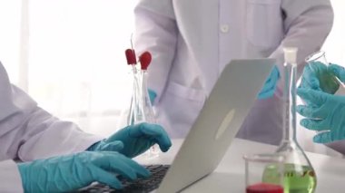 Laboratuvar araştırmacısı yeni bir ilaç geliştirir ya da tedavi eder. Laboratuvar tüpünde renkli kimyasal sıvı kullanır. Mikrobiyoloji uzmanlığı ve laboratuvar ekipmanları ile sağlık hizmetlerinin teknolojik gelişimi. Katı.