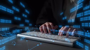 Modern bir çalışma alanında yüzen dijital görseller ve grafikler, teknolojiyi, analitiği ve veri odaklı karar verme mekanizmasını sembolize eden bir klavye üzerindeki ellerin yakın plan görüntüsü. Xenic