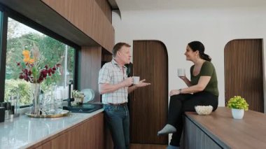 Sevimli yaşlı çift, ellerinde kahve fincanı tutarken mutlu bir şekilde güzel olaylardan ya da mutfaktaki haberlerden bahsediyorlar. Neşeli büyükbaba ve büyükannenin mutlu bir ilişkileri ve aileleri var. Uyumsuzluk.