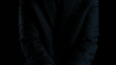 Borsa verileri ve analitik grafiklerle çevrili finansal yatırımlardaki büyümeyi işaret eden parlak bir oku tutan profesyonel bir resim, başarıyı işaret ediyor. Dörtgen