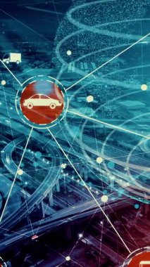 Yeni şehir yolunda gelecek araba trafiği için akıllı ulaşım teknolojisi kavramı. Sanal akıllı sistem, şehir sokaklarındaki araç verilerini birbirine bağlamak için dijital bilgi analizi yapıyor .