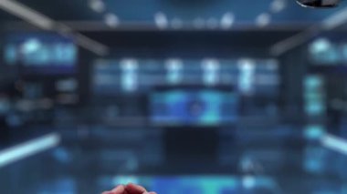 Bu video insan eli ile yapay zekayı sembolize eden robot el arasındaki etkileşimi yakalıyor. Veri simgeleri ve grafiklerle dolu fütüristik bir dijital alan sergiliyor. Auvana