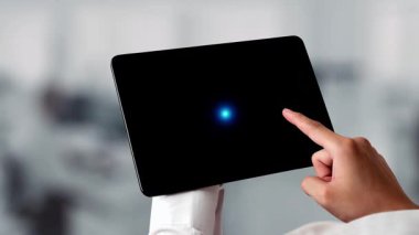 Uyum, standartlar, yasalar ve politikalarla uyumluluğu güvence altına alır. Güçlü bir uyum sistemi düzenlemelerin uygulanmasına, örgütlerin korunmasına ve küresel uyum sağlanmasına yardımcı olur. Spire.