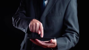 Kitle kaynak kullanımı işbirliği, fikir ve kitle kaynaklarına izin veriyor. Toplu kaynak kullanımı, topluluk güdümlü kitle kaynaklı katkılarla yeniliği destekliyor. Spire.