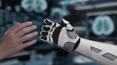 Robot elini kapat ve insan anatomisi hologramıyla el sıkış. Yapay zeka ve insanın birlikte çalışması ya da bulanık laboratuarlı x ışını hologramıyla anlaşma yapması. Sağlıklı..
