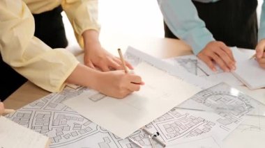 Mimari ve güvenlik mühendisi, modern ofiste doğruluk için mimari belge ve ölçüm aracına dizüstü bilgisayardaki inşaat ayrıntılı planlarını yazar. - Yakın çekim. Tanımlama.