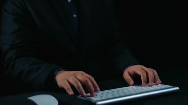 Çevrimiçi eğitim öğrenmeye erişimi artırır. Esnek platformlardan her zaman öğrenin. Eğitim teknolojisi öğrenme şeklimizi değiştirir. Dijital öğrenme dünya çapında yeni eğitim deneyimleri yaratır. Elide