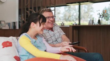 Dedem ve torunum TV 'de ilginç bir eğlence medyası izliyorlar. Genç nesil, yaşlı yaşlılara uzaktan kumanda teknolojisi kullanmayı öğretiyor. Nesiller arası uçurum aile bağını güçlendiriyor. Uyumsuzluk.