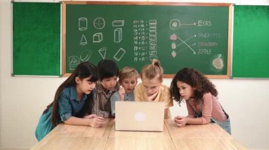 Üst düzey öğrenci dizüstü bilgisayara bakıyor ve kodlama mühendisliği kodunu ve yapay zeka üretmeyi öğreniyor. Beyin fırtınası yaparken ve yaratıcı plan yaparken yetenekli çocukların birlikte çalışması. Pedagoji.