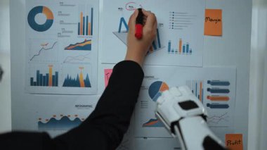 Yapay zeka destekli veri araçları, danışmanların işe yarar anlayışları saptamasına, pazarlama planlarının geliştirilmesine ve iş dünyasında işbirlikçi yeniliklerin başlatılmasına yardımcı olur. Noogenesis Yapay Zeka