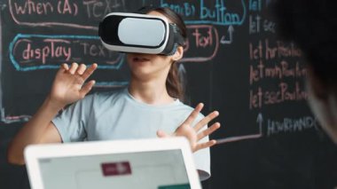 Afrikalı erkek programlama sistemi, beyaz bir kız karatahtanın başında mühendislik kodlarıyla otururken metaverse 'e giriyor. Liseli kız STEM teknolojisinde VR ya da kulaklık takıyor. Öğretim