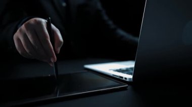 Modern bir çalışma alanı, günümüzün teknoloji odaklı dünyasında parlayan bir kilit sembolü, veri koruması ve siber güvenliği ön plana çıkaran bir dijital güvenlik kavramını sergiliyor. Dörtgen