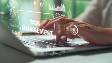 Modern Ofis Ayarlarında Dijital Risk Yönetimi Konsepti olan Dizüstü bilgisayar kullanan kişi. Asemptotik akıllı veri analitiği.