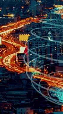 Akıllı şehirde küresel bağlantı ve internet ağı değişikliği. Gelecekteki kablosuz dijital bağlantı ve sosyal medya ağı kavramı .